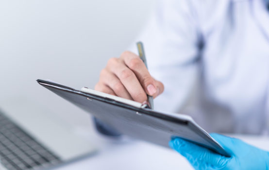 medecin avec un calepin