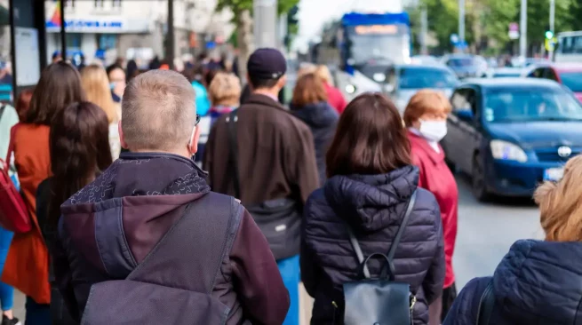 Citoyens dans les rues d'une ville