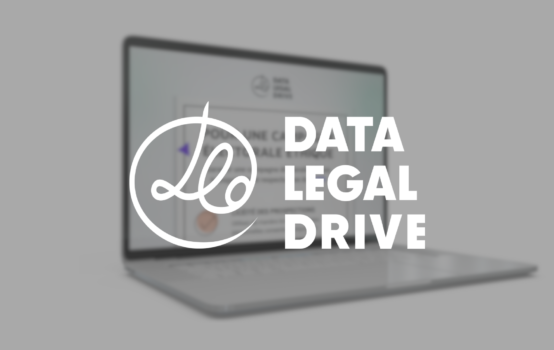 Un ordinateur en second plan est flouté avec sur son écran, un aperçu de l'infographie