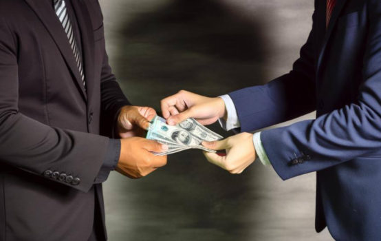 Illustration corruption deux hommes s'échangeant des billets