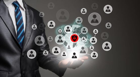 Homme en smoking tenant des données personnelles d'employés sortant de ses mains