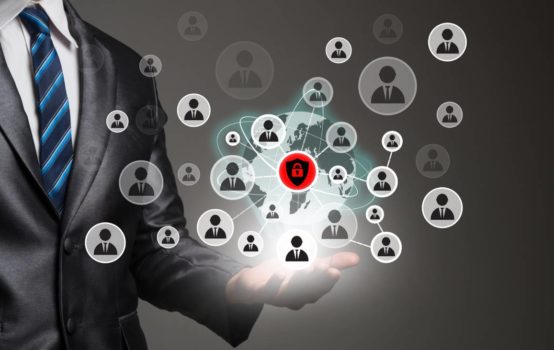 Homme en smoking tenant des données personnelles d'employés sortant de ses mains